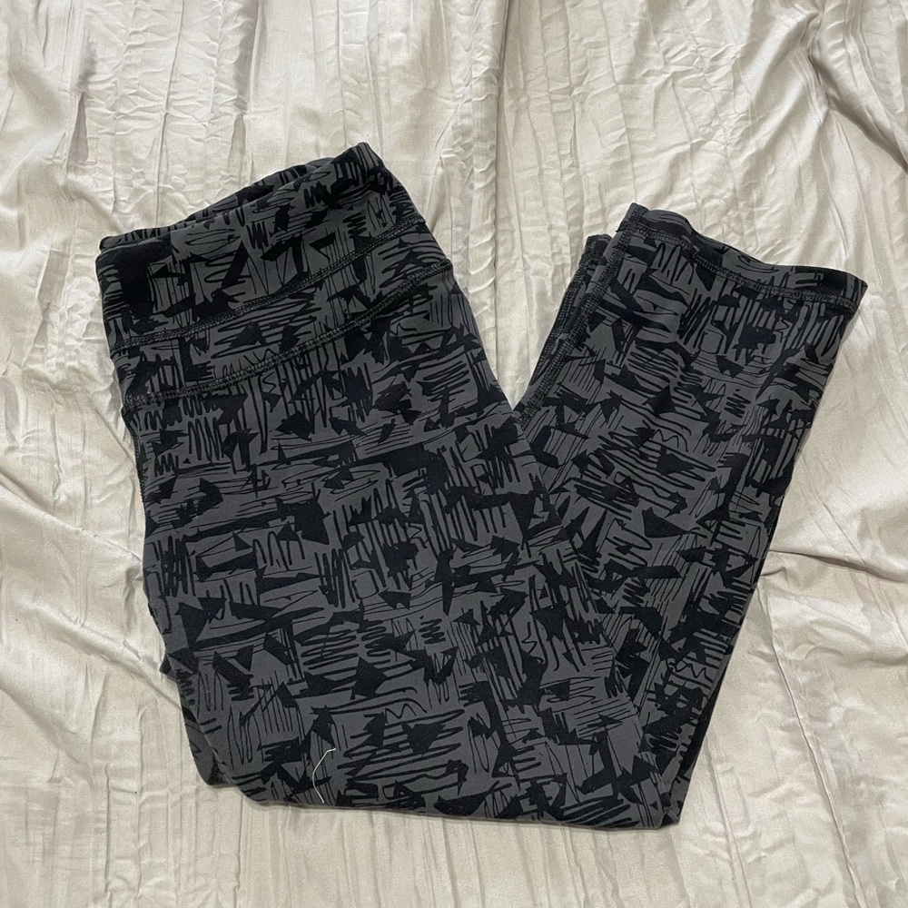 Lucy black Capri workout leggings size M